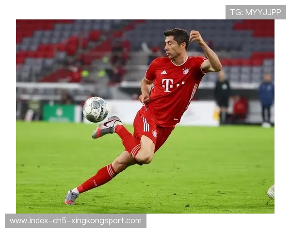 莱万利用节奏变化晃倒两人后射门,拜仁观赏性爆棚